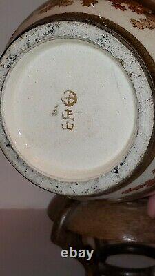 Antique Japanese Satsuma Gyokuzan, marked with Shimazu Royal clan crest 19th c