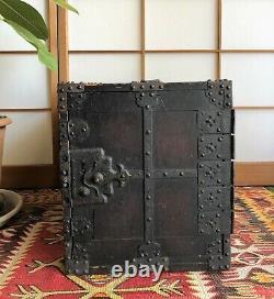 Antique Japanese Wooden Furniture Sea chest Funa-tansu, Funa-dansu 1800s H. 15.3