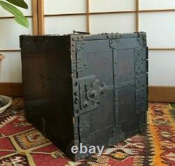 Antique Japanese Wooden Furniture Sea chest Funa-tansu, Funa-dansu 1800s H. 15.3