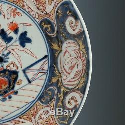 Nice large Imari porcelain charger, Japan, ca. 1700. Flowerpot, rim with carps